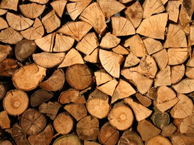 Drewutnia stalowa trwałe i nowoczesne rozwiązanie do przechowywania drewna